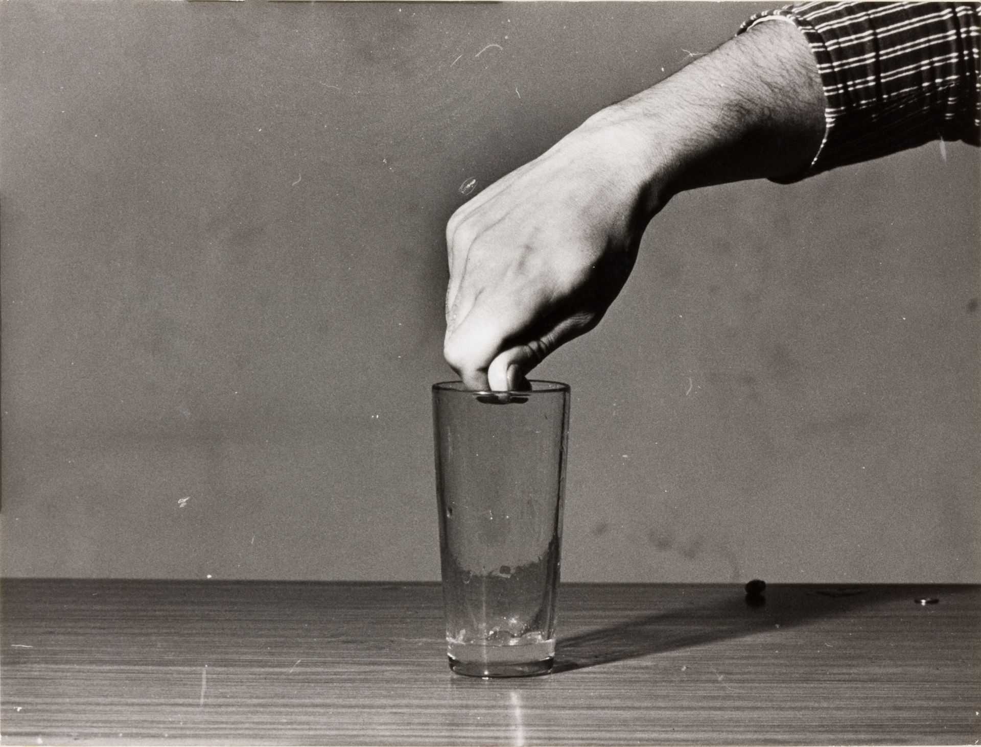 3209_004_hist--imatge-transformacion-del-hielo-en-agua-mediante-el-calor-del-cuerpo