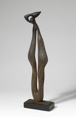 Signo de mujer rural en un camino, lloviendo