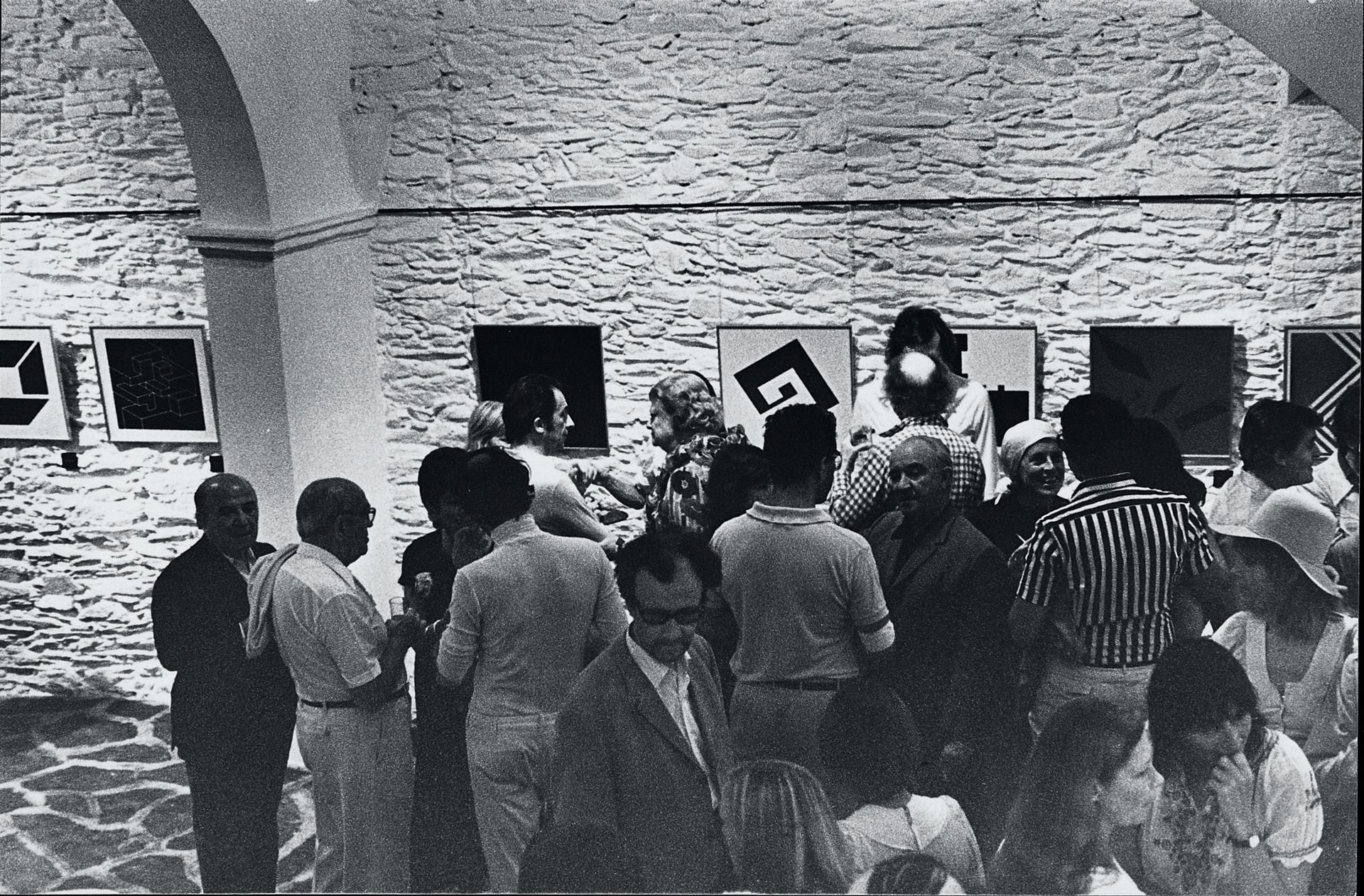 3298_001_hist--imatge-fotografies-de-la-inauguracio-duna-exposicio-a-la-galeria-cadaques