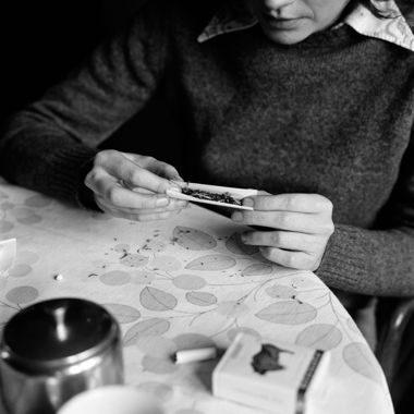 Relacions. Relació del cos amb elements naturals en accions quotidianes. Fer un cigarret