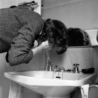 Relacions. Relació del cos amb elements naturals en accions quotidianes. Rentar-se la cara