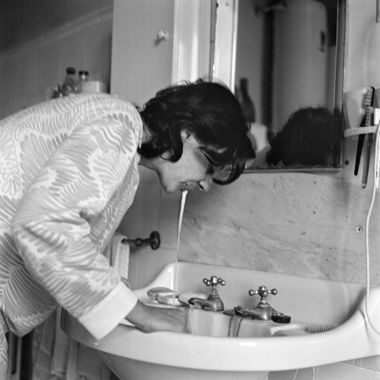 Relacions. Relació del cos amb elements naturals en accions quotidianes. Rentar-se les dents