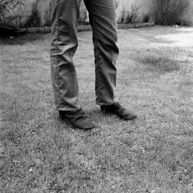 Relacions. Relació del cos amb elements naturals en accions quotidianes: tocar l'herba