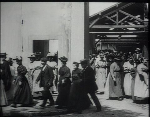 Arbeiter verlassen die Fabrik